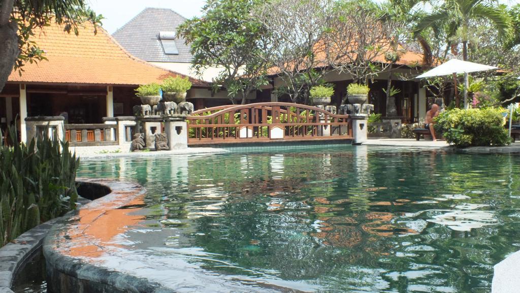 Besakih Beach Hotel Санур Экстерьер фото